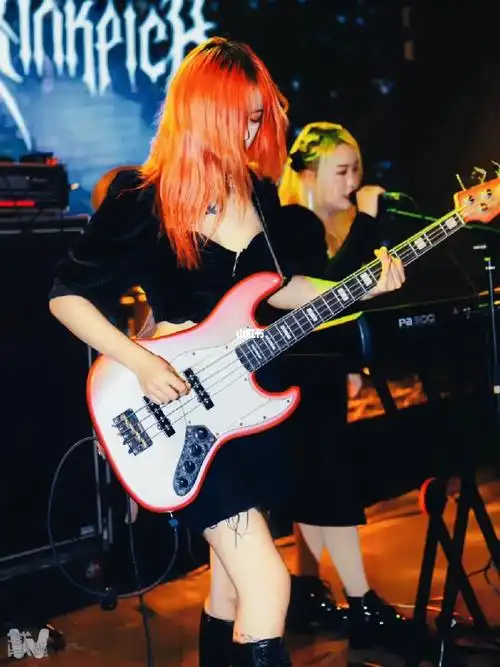 女贝斯手  #摇滚乐队