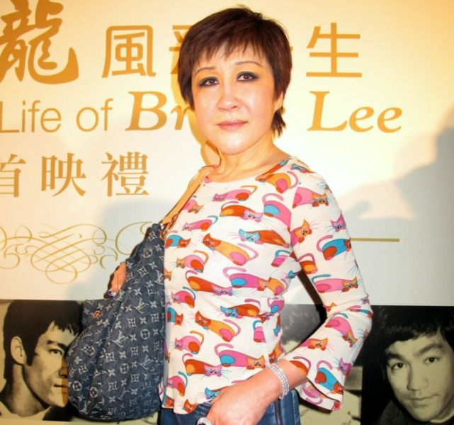 向华强前妻丁佩罕露面,75岁气质仍出众,拎万元名牌包生活富贵