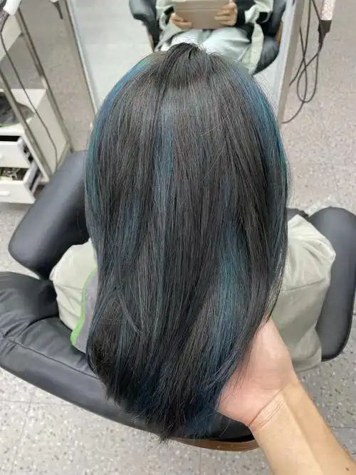 左右和后面都染了因为头发之前染过黑色所以漂了然后染了一个蓝绿配